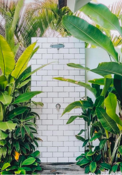 Mashup Monday: 21 Inspiring Outdoor Showers For Sunny Days, Water Fights, And Romantic Evenings